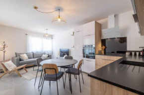 Furnished Apartment Near the Lake With Furnished Balcony Mountain View